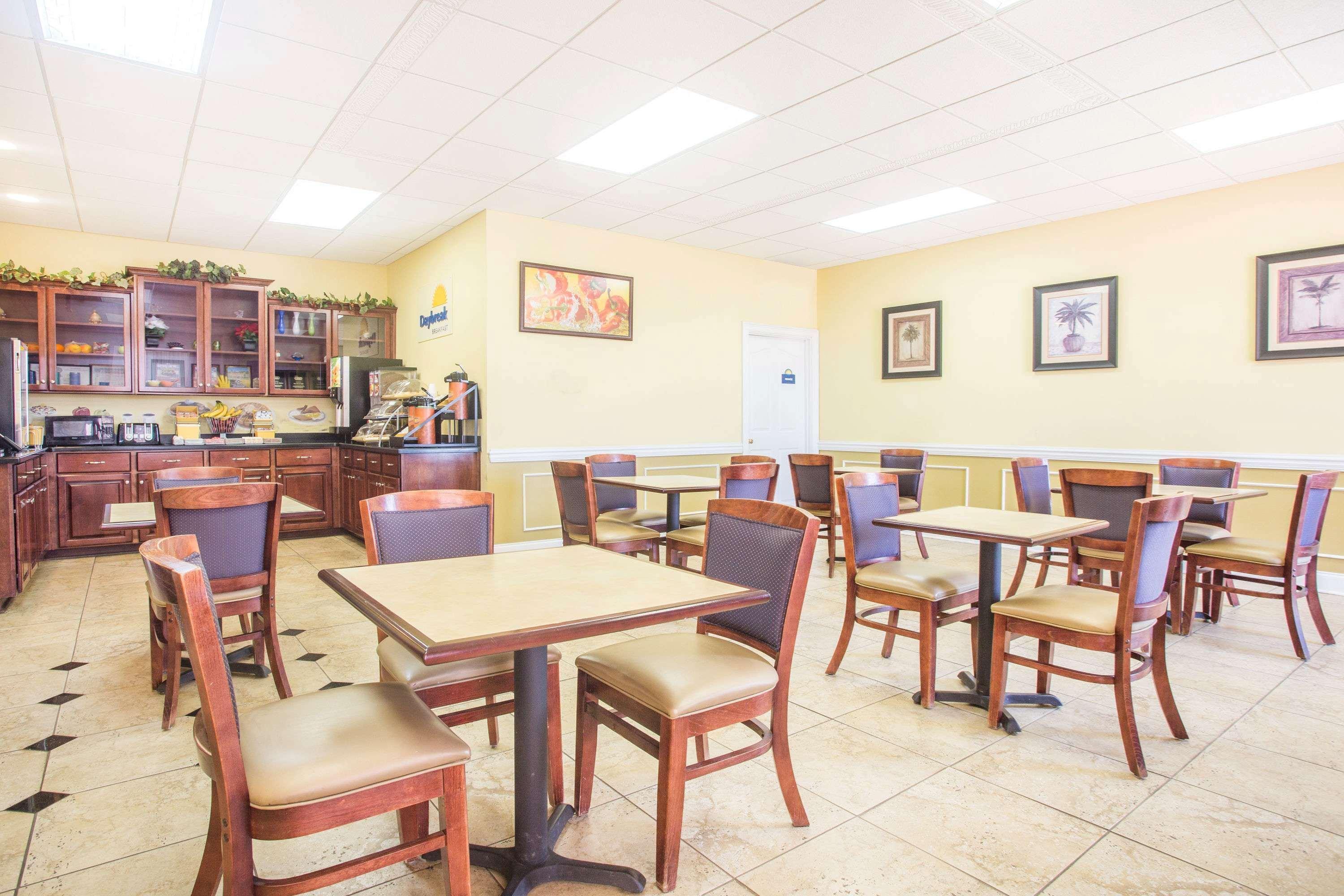 Days Inn & Suites By Wyndham Swainsboro Экстерьер фото