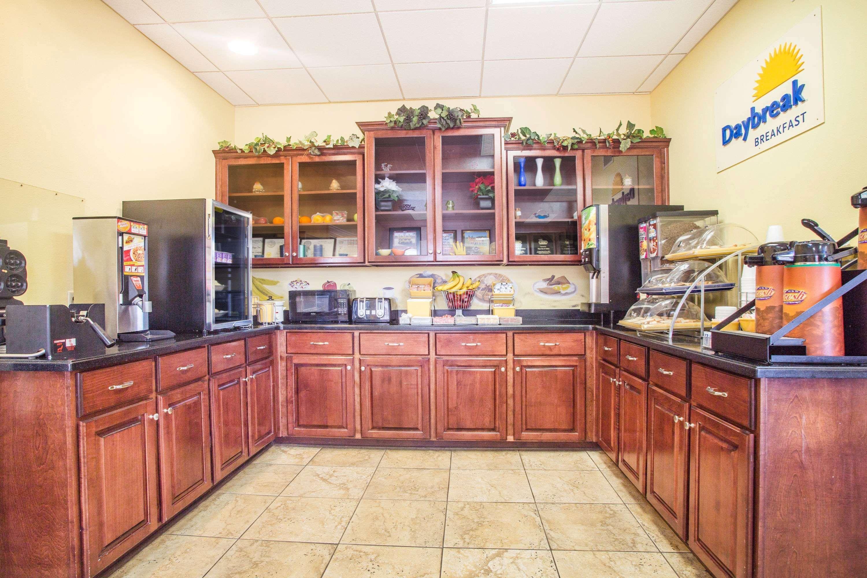 Days Inn & Suites By Wyndham Swainsboro Экстерьер фото