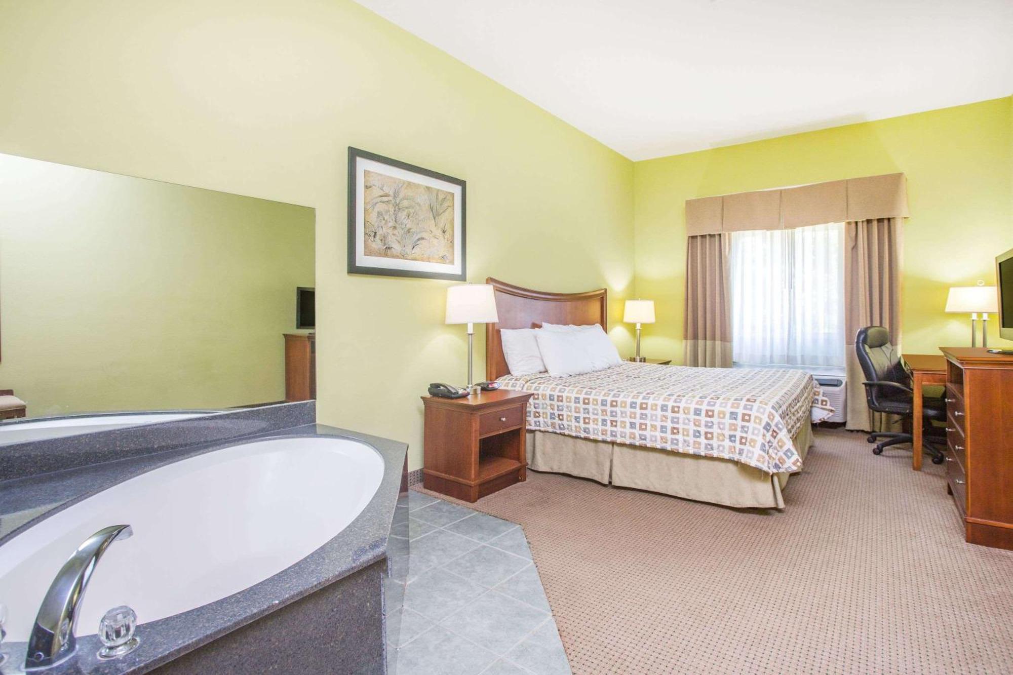 Days Inn & Suites By Wyndham Swainsboro Экстерьер фото